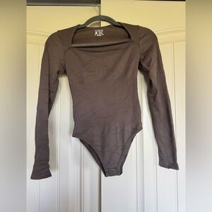 Ribbed Long Sleeve Bodysuit in Brown